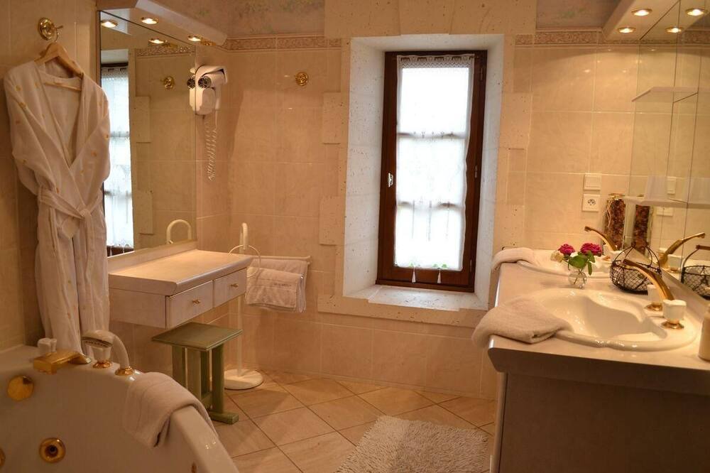 Photo of Bathroom in Mansle