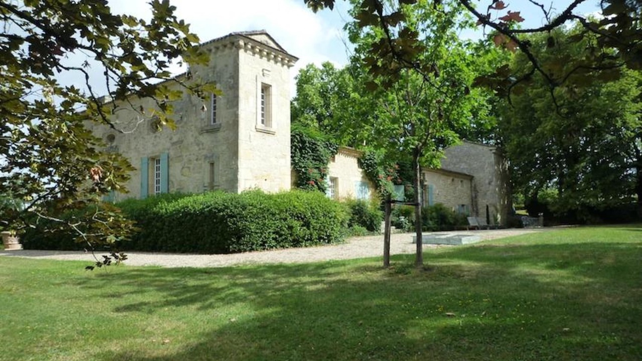 Photo of Buildings in Haux