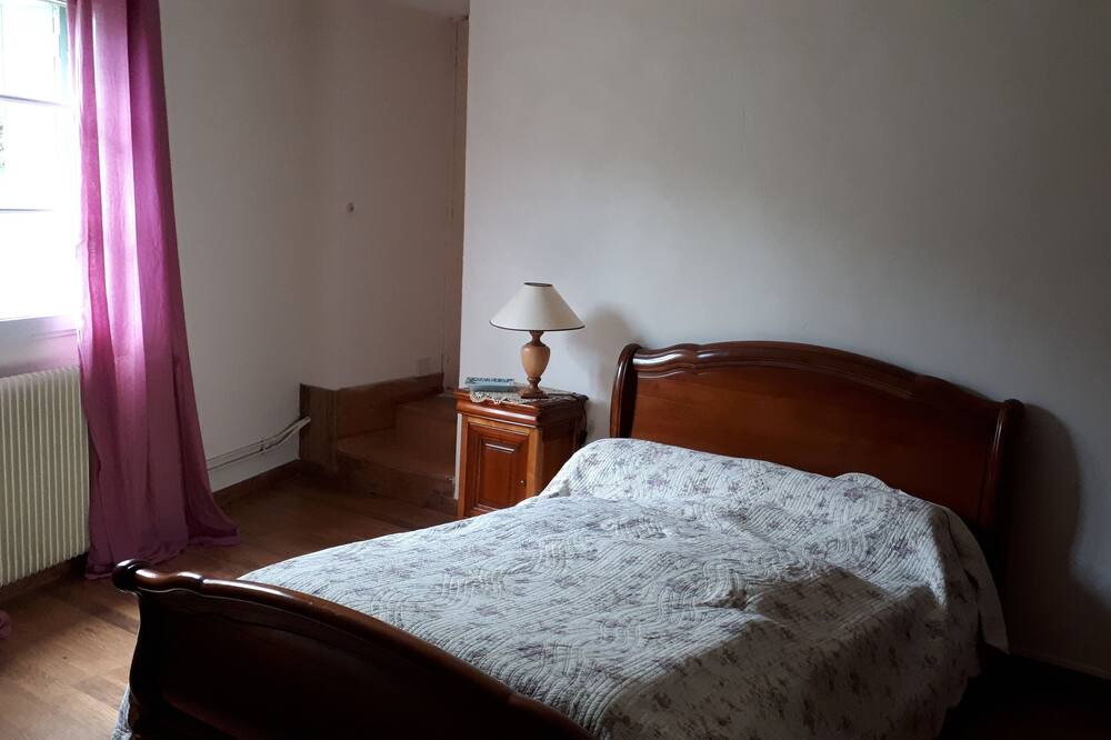 Photo of Bedroom in Queaux
