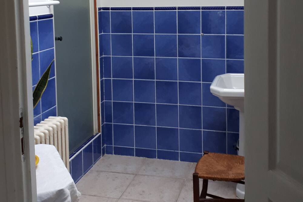 Photo of Bathroom in Queaux