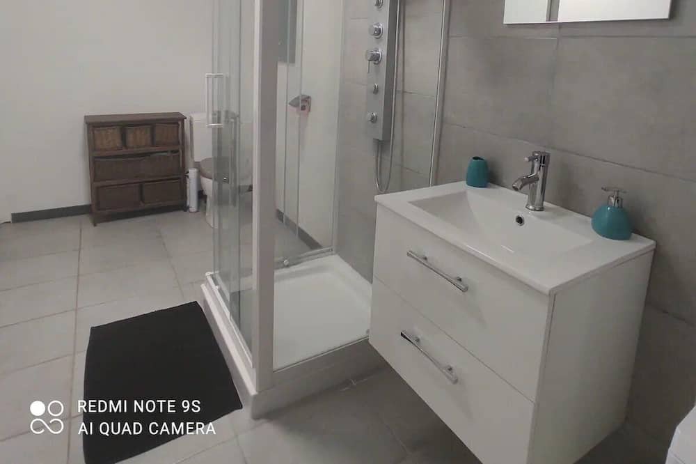 Photo of Bathroom in Barsac
