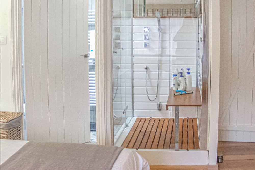 Photo of Bathroom in Etagnac