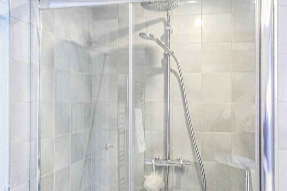 Photo of Bathroom in Etagnac