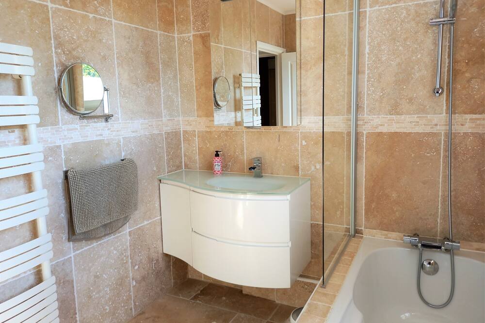Photo of Bathroom in Paulhiac