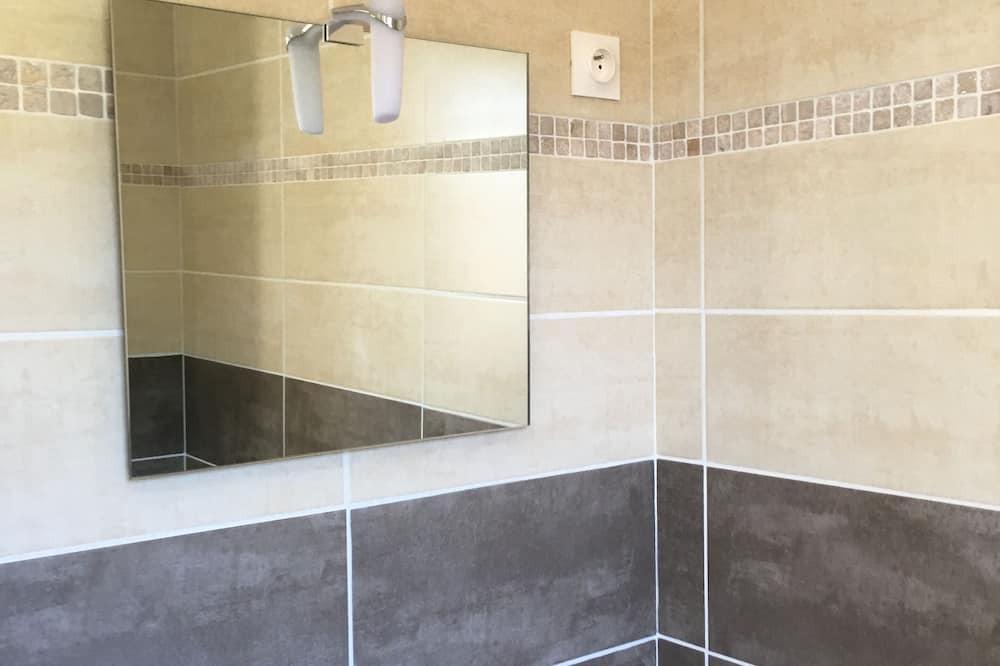 Photo of Bathroom in Laroque-Timbaut