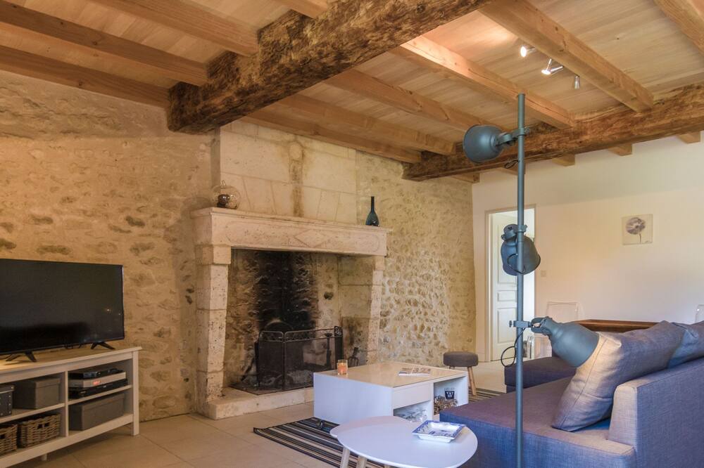 Photo of Livingroom in Champagne-et-Fontaine