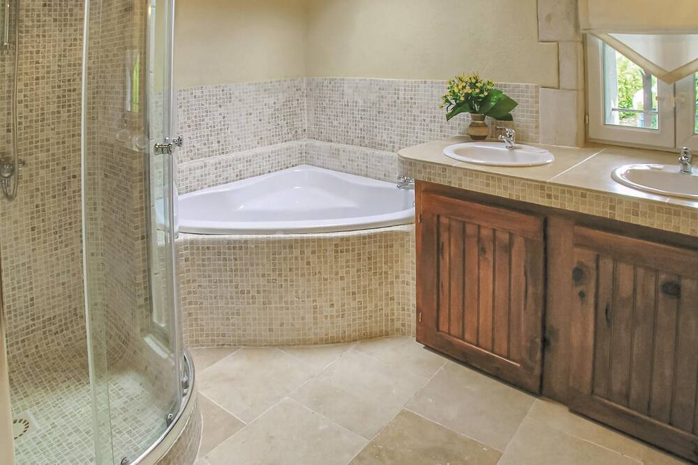 Photo of Bathroom in Montignac-le-Coq