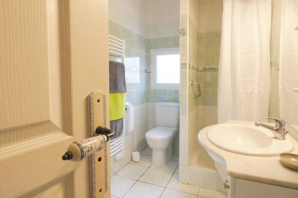 Photo of Bathroom in Bascons
