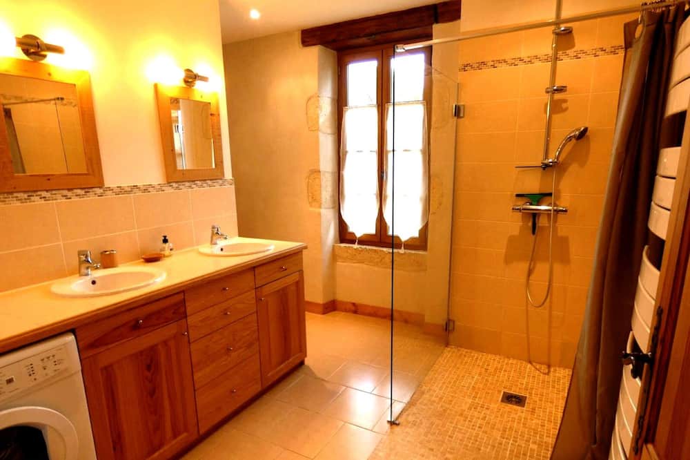 Photo of Bathroom in Pissos