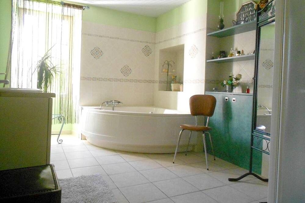 Photo of Bathroom in Taize-Maulais