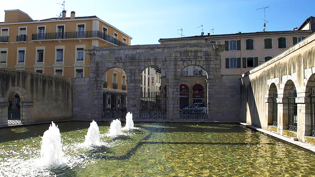 Photo of Buildings in Laluque