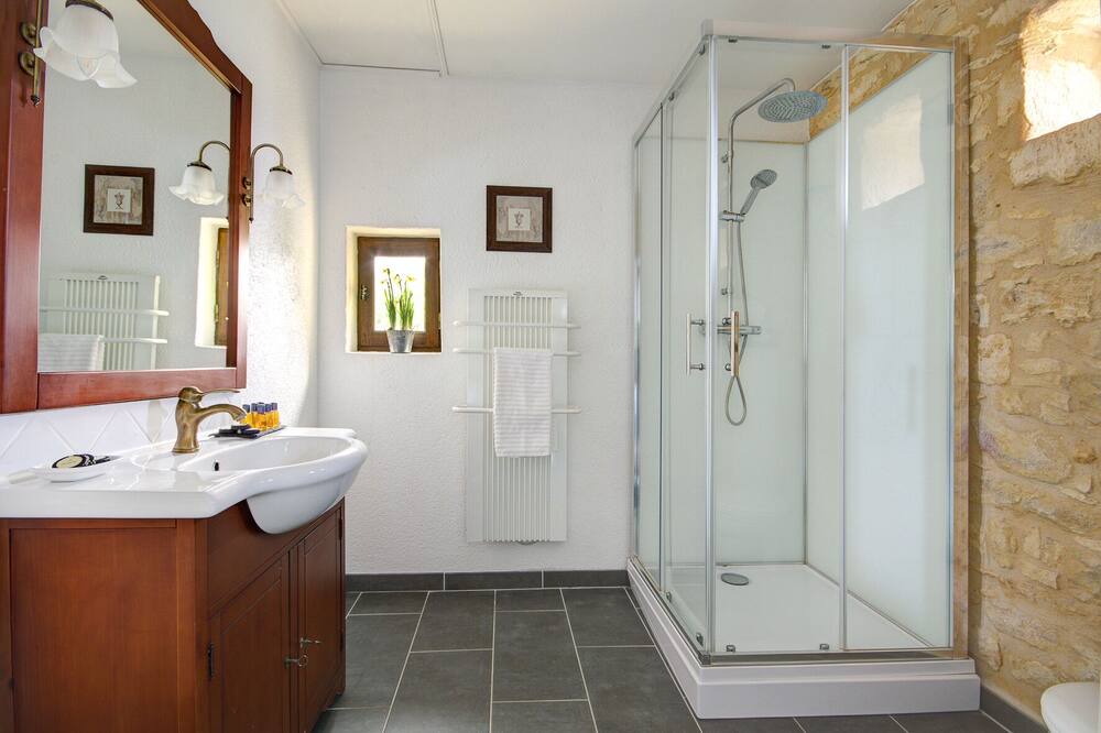 Photo of Bathroom in Saint-Crepin-et-Carlucet