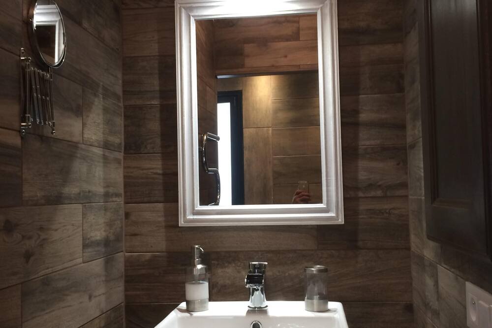 Photo of Bathroom in Saint-Lazare