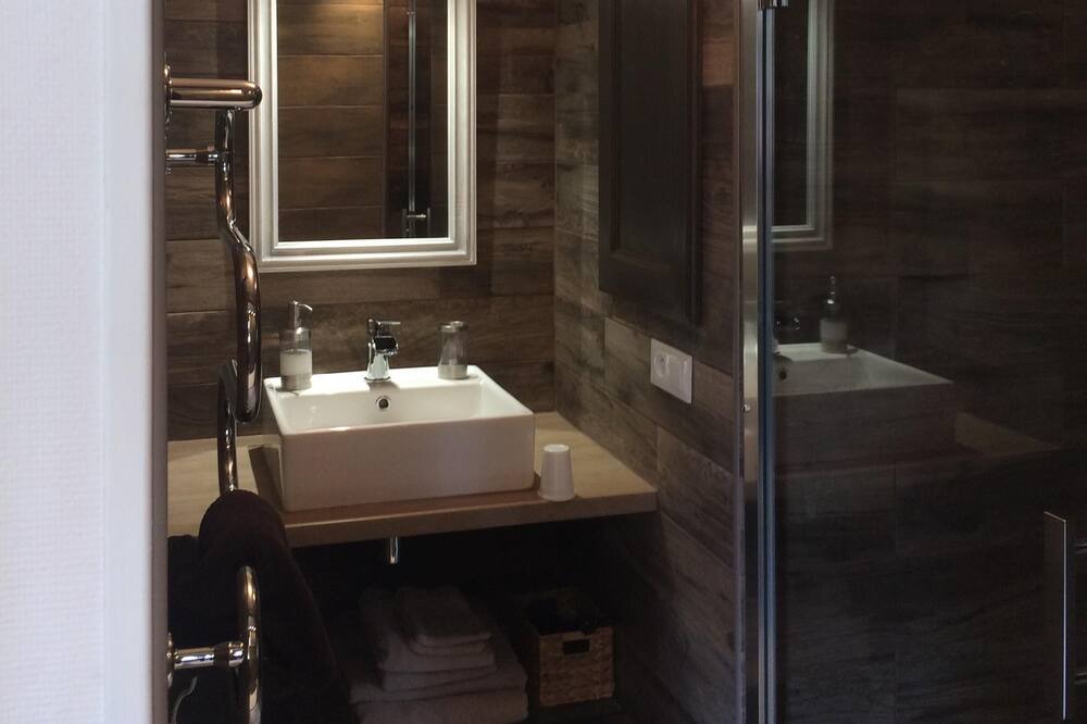 Photo of Bathroom in Saint-Lazare