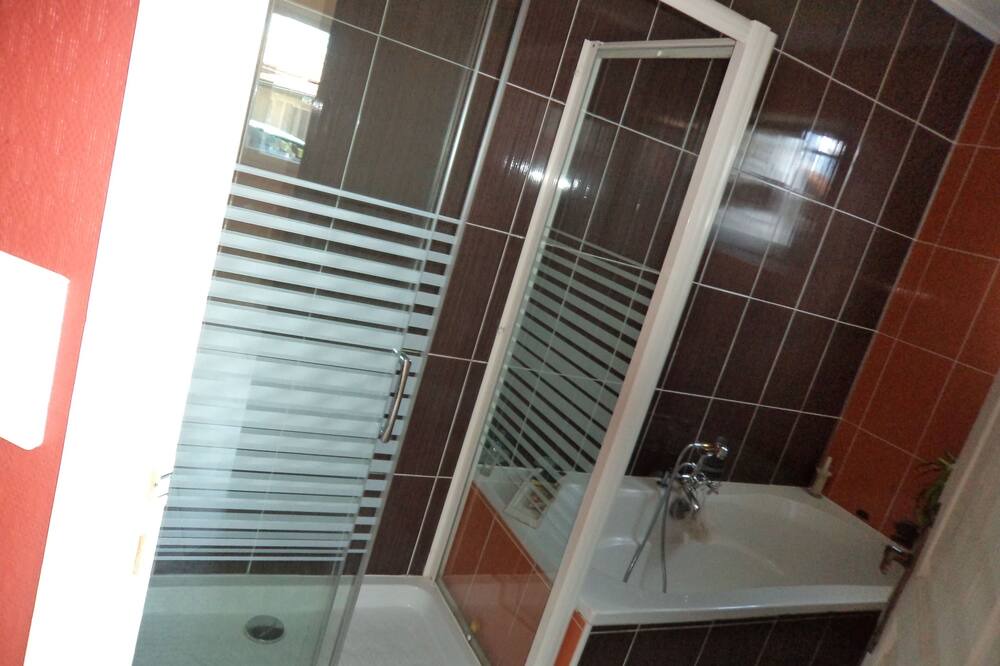 Photo of Bathroom in Gujan-Mestras
