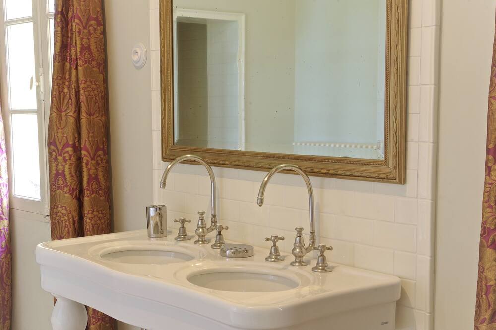 Photo of Bathroom in Izon