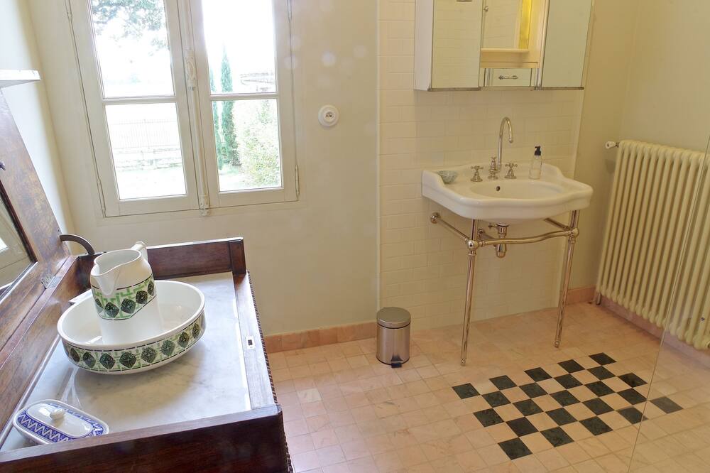 Photo of Bedroom in Izon