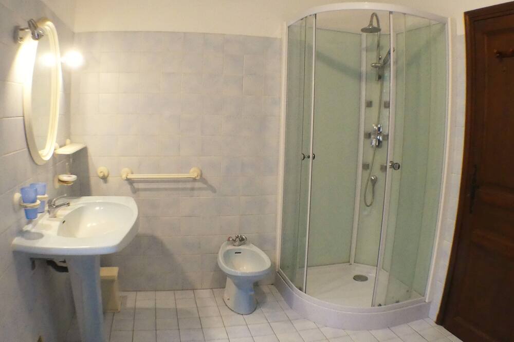 Photo of Bathroom in Beynac-et-Cazenac