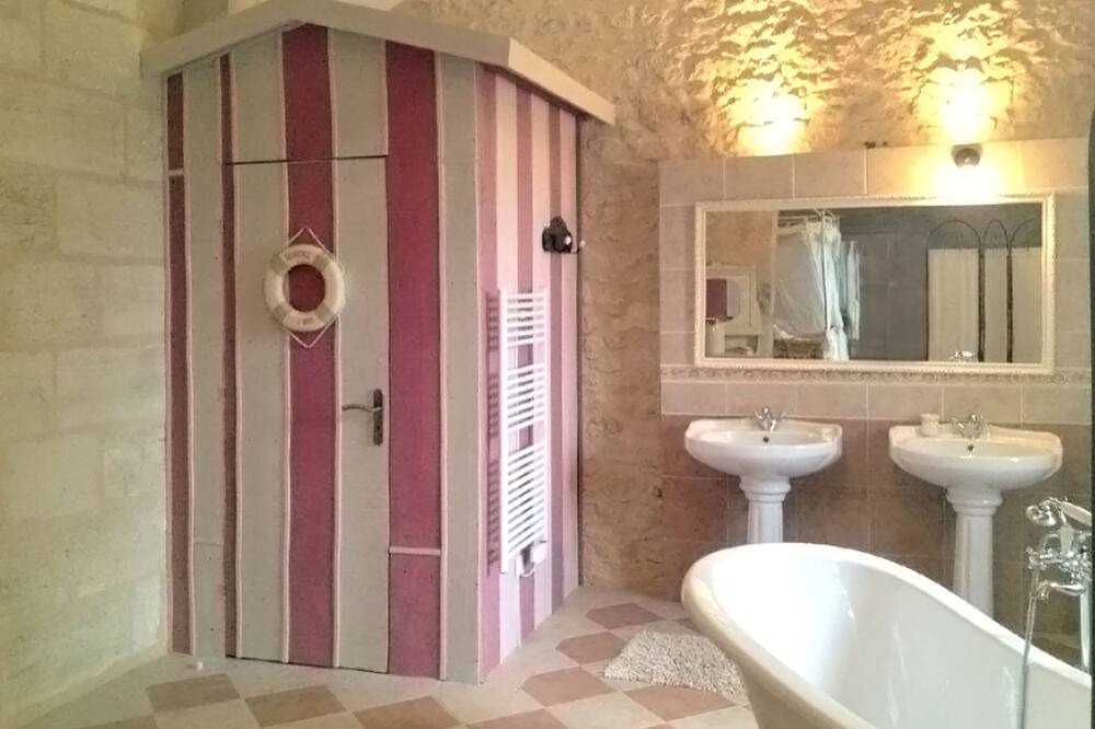 Photo of Bathroom in Sallebruneau
