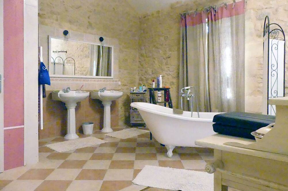 Photo of Bathroom in Sallebruneau