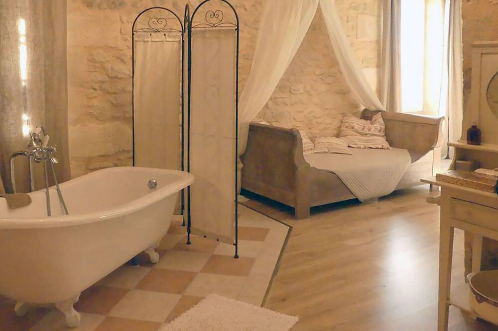 Photo of Bathroom in Sallebruneau