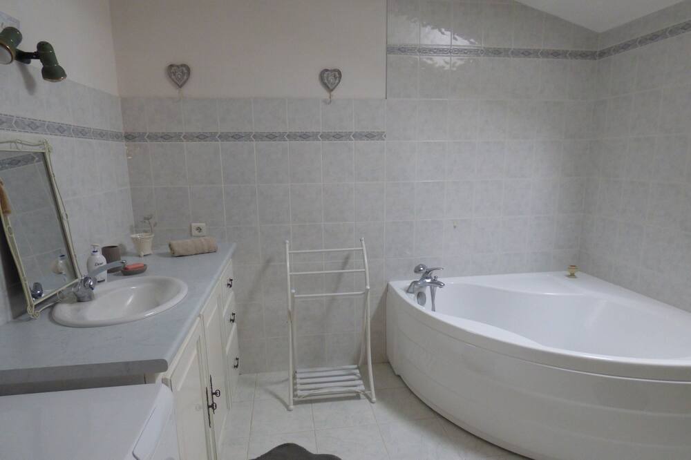 Photo of Bathroom in Saint-Fort-sur-le-Ne