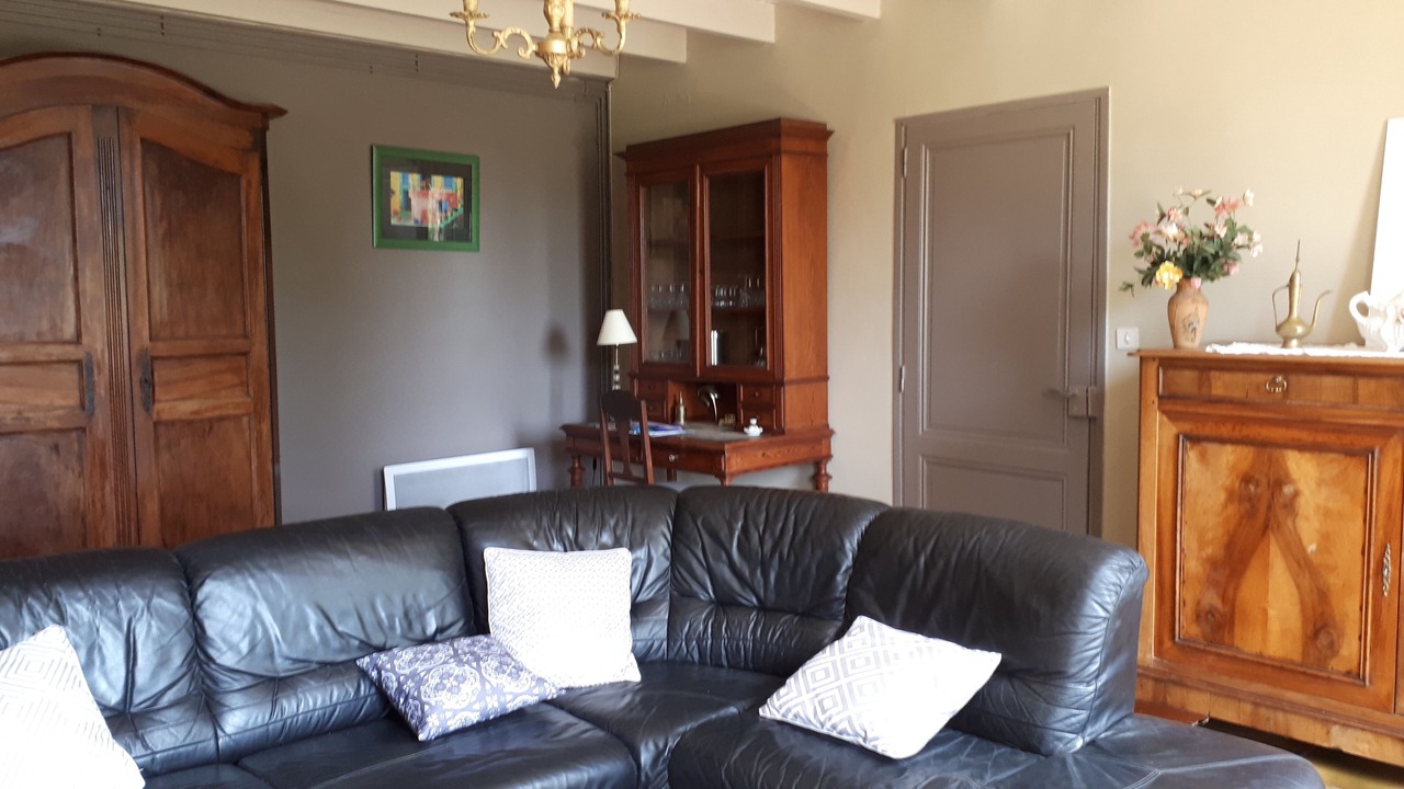 Photo of Livingroom in Petit-Palais-et-Cornemps
