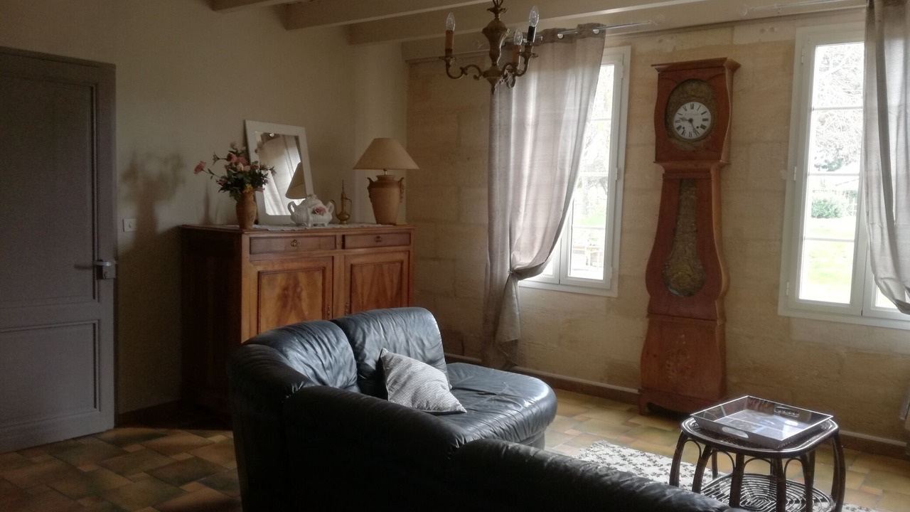 Photo of Livingroom in Petit-Palais-et-Cornemps