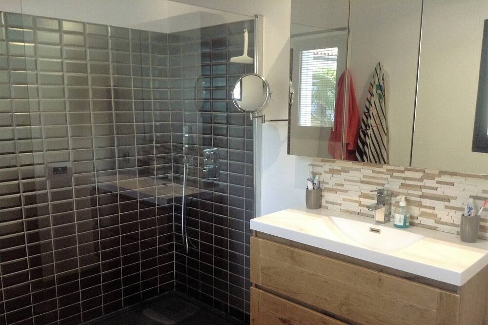 Photo of Bathroom in Montroy