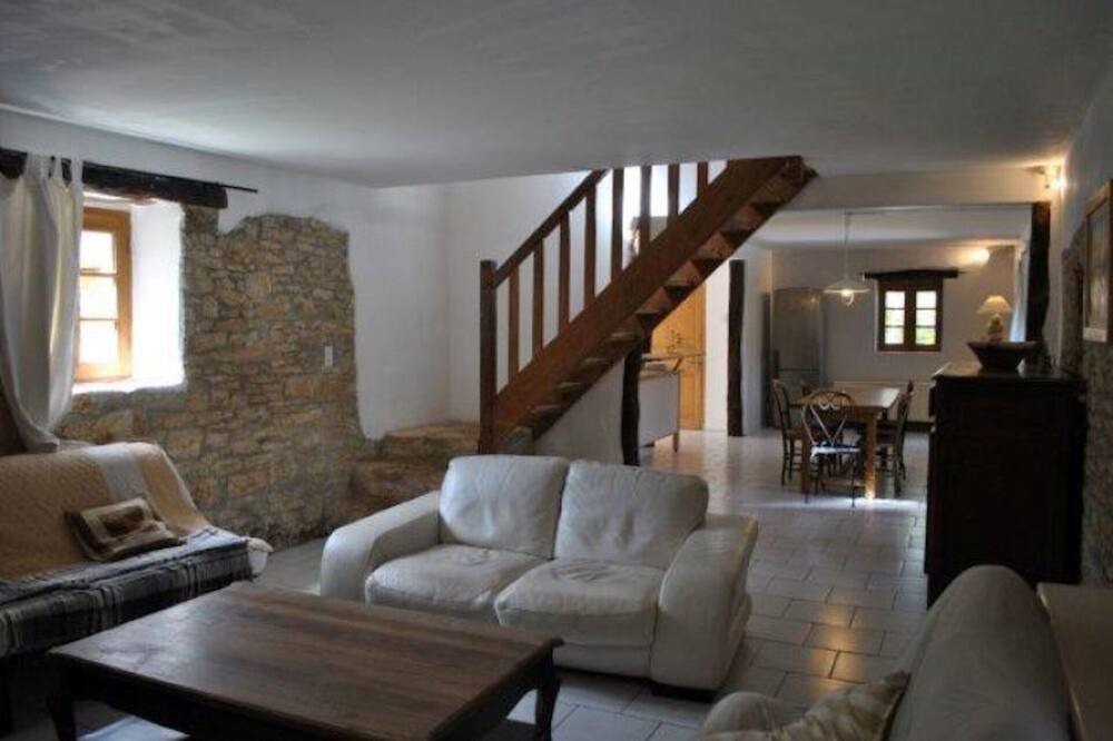 Photo of Livingroom in Saint-Amand-de-Coly