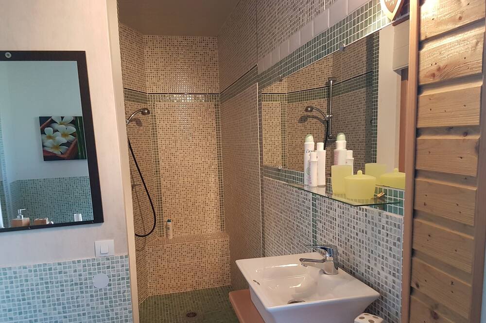 Photo of Bathroom in Latresne