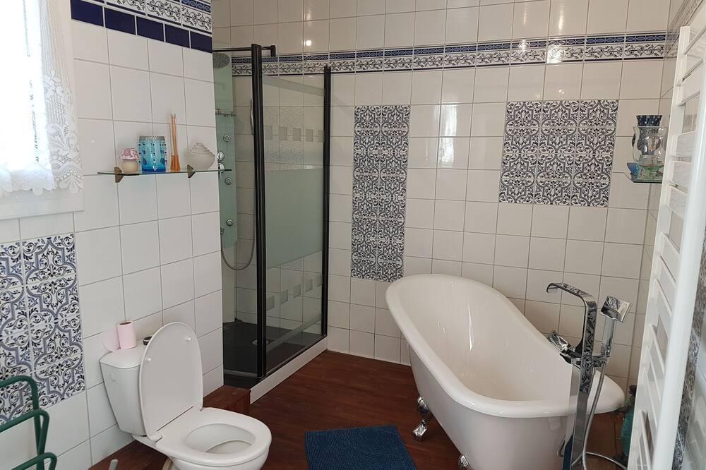 Photo of Bathroom in Latresne