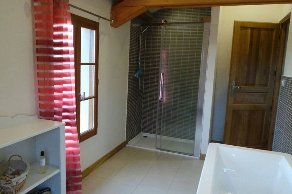 Photo of Bathroom in Varaignes