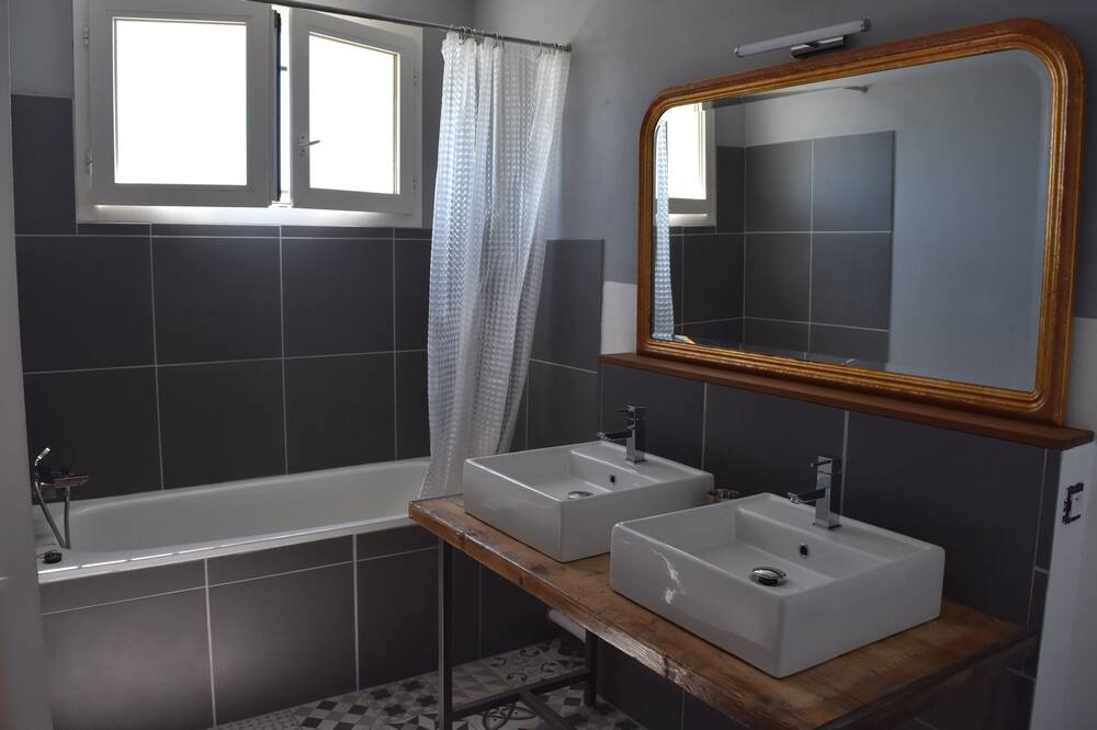 Photo of Bathroom in Naujan-et-Postiac