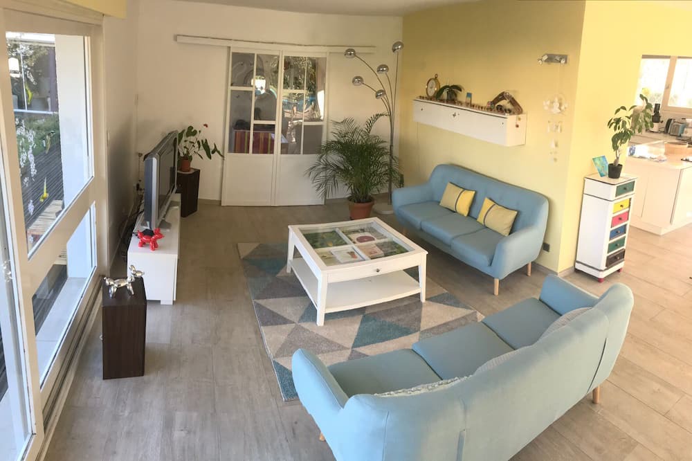 Photo of Livingroom in Saint-Medard-en-Jalles