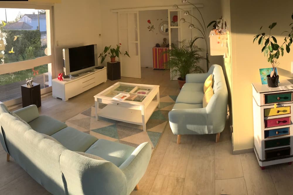Photo of Livingroom in Saint-Medard-en-Jalles