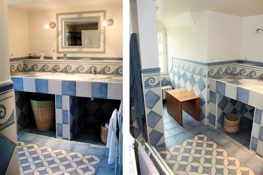 Photo of Bathroom in Molieres