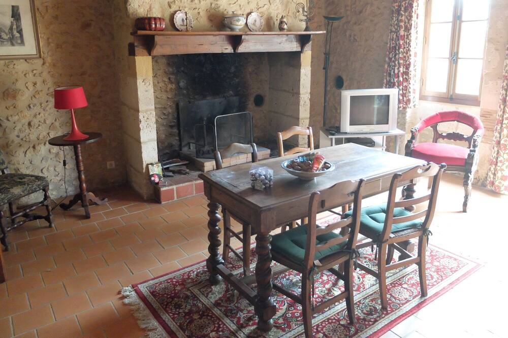 Photo of Livingroom in Lamonzie-Montastruc