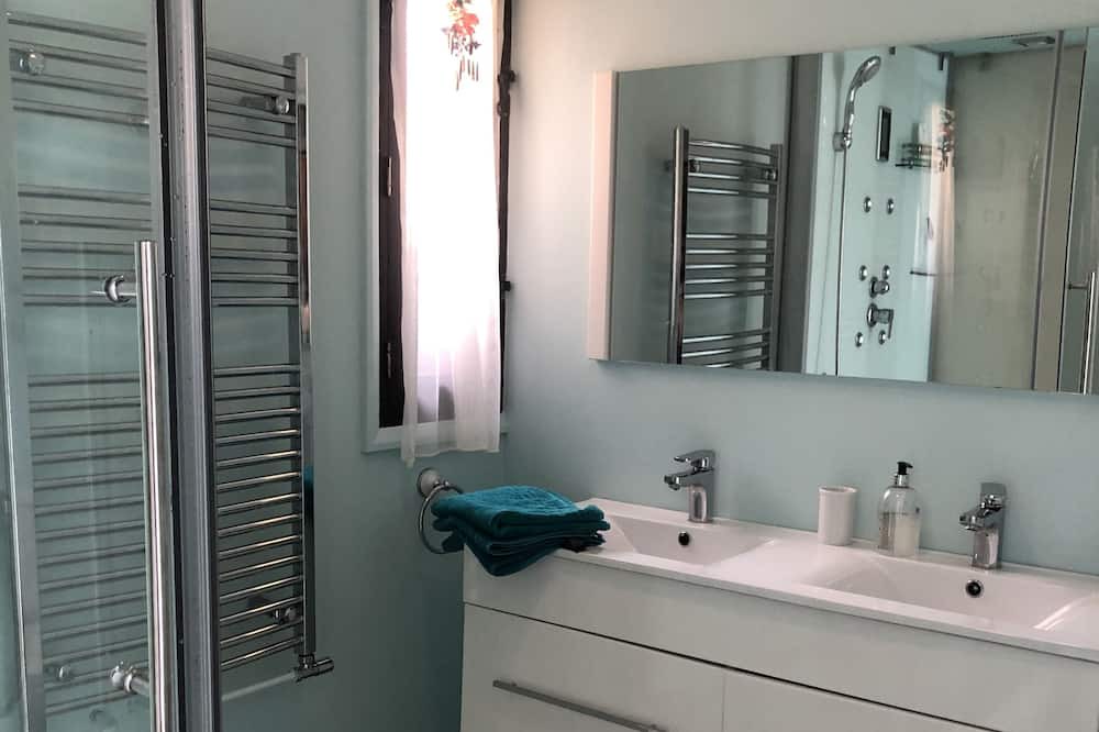 Photo of Bathroom in Saint-Yrieix-les-Bois