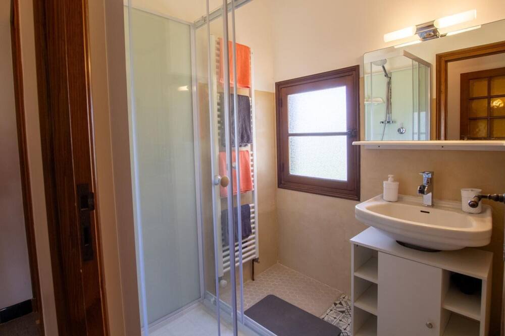 Photo of Bathroom in Eyzerac