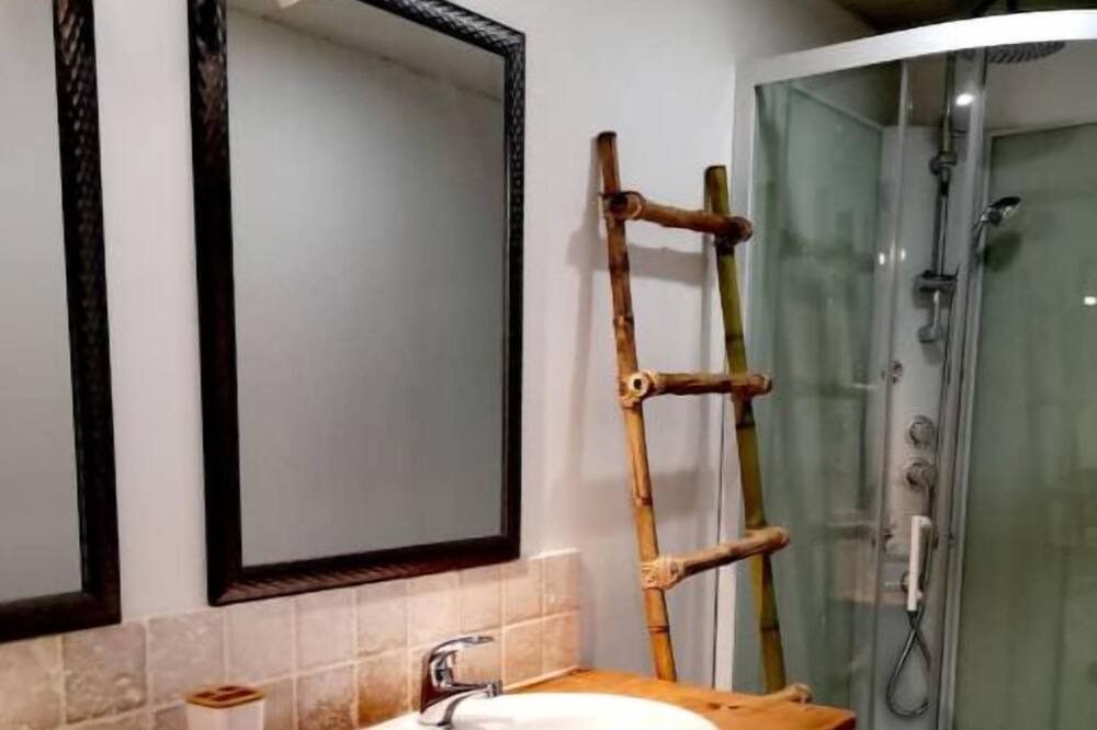 Photo of Bathroom in Maylis