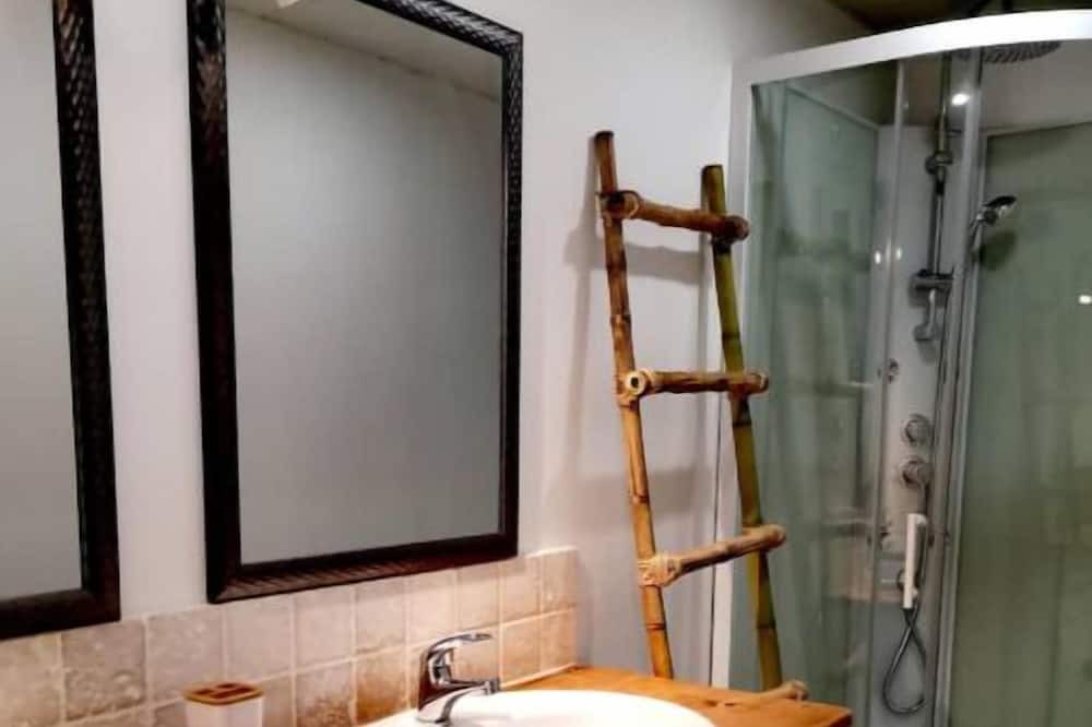 Photo of Bathroom in Maylis