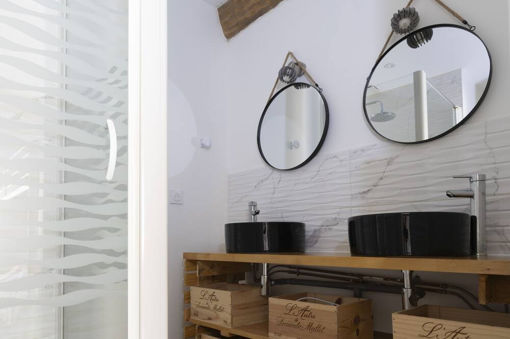 Photo of Bathroom in Naujan-et-Postiac