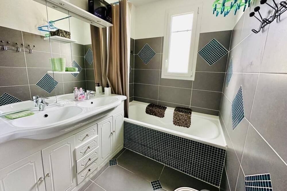 Photo of Bathroom in Genouille