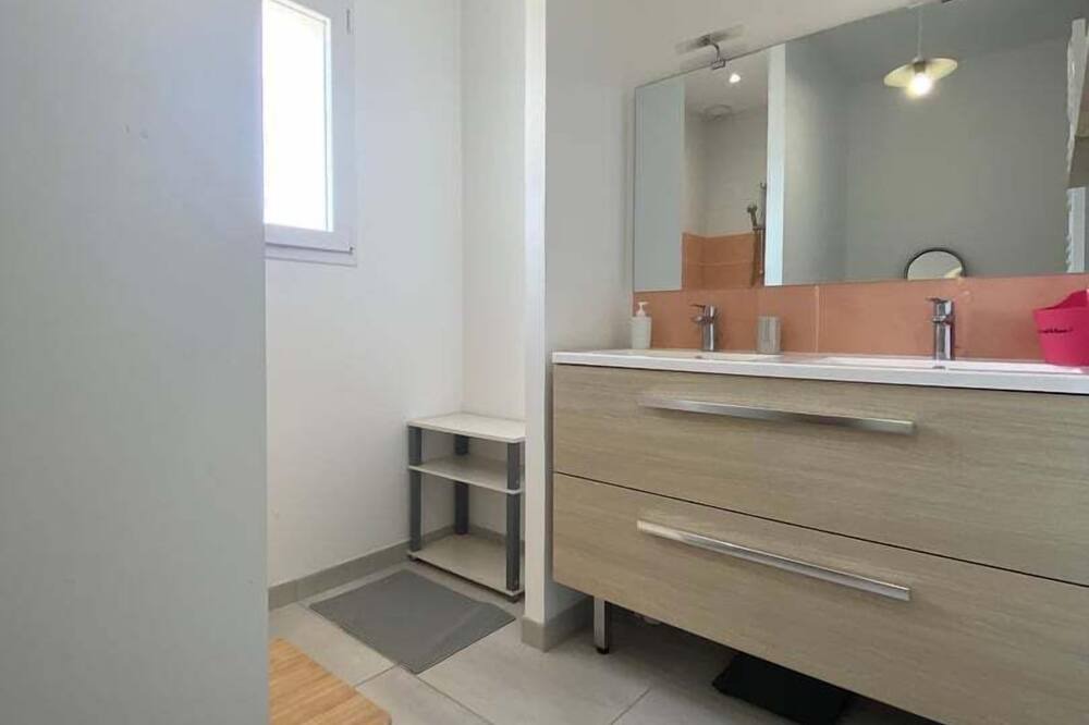 Photo of Bathroom in Iteuil