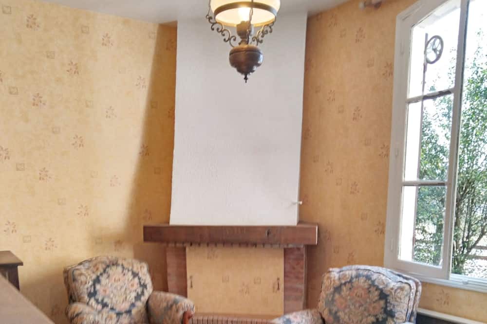 Photo of Livingroom in Lathus-Saint-Remy