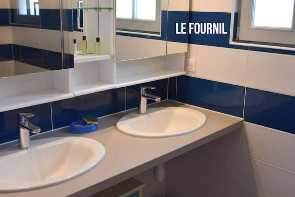 Photo of Bathroom in Jaunay-Clan