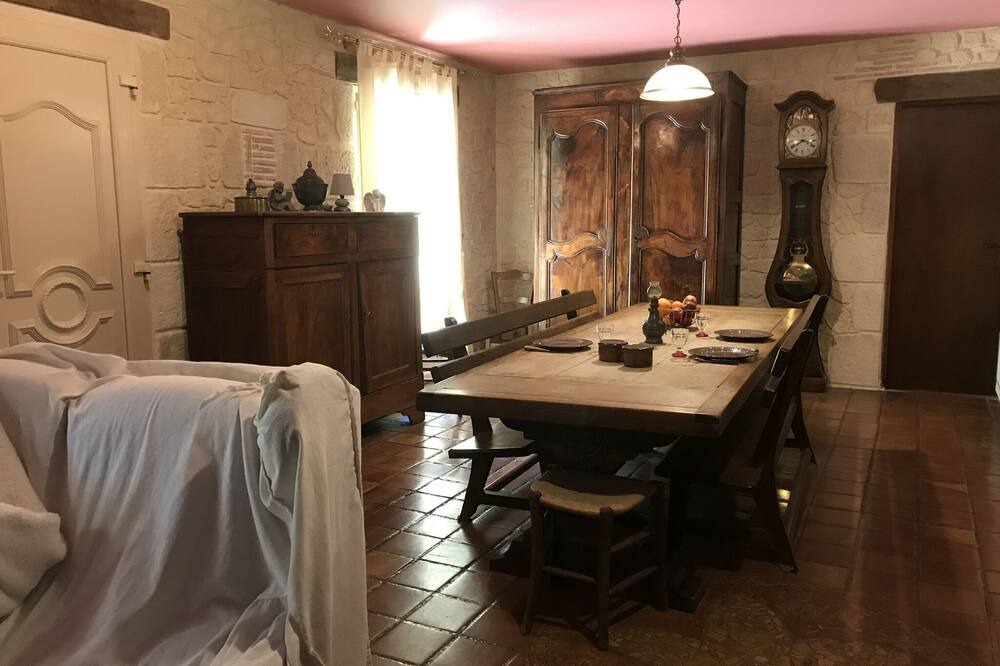 Photo of Livingroom in Lamonzie-Montastruc