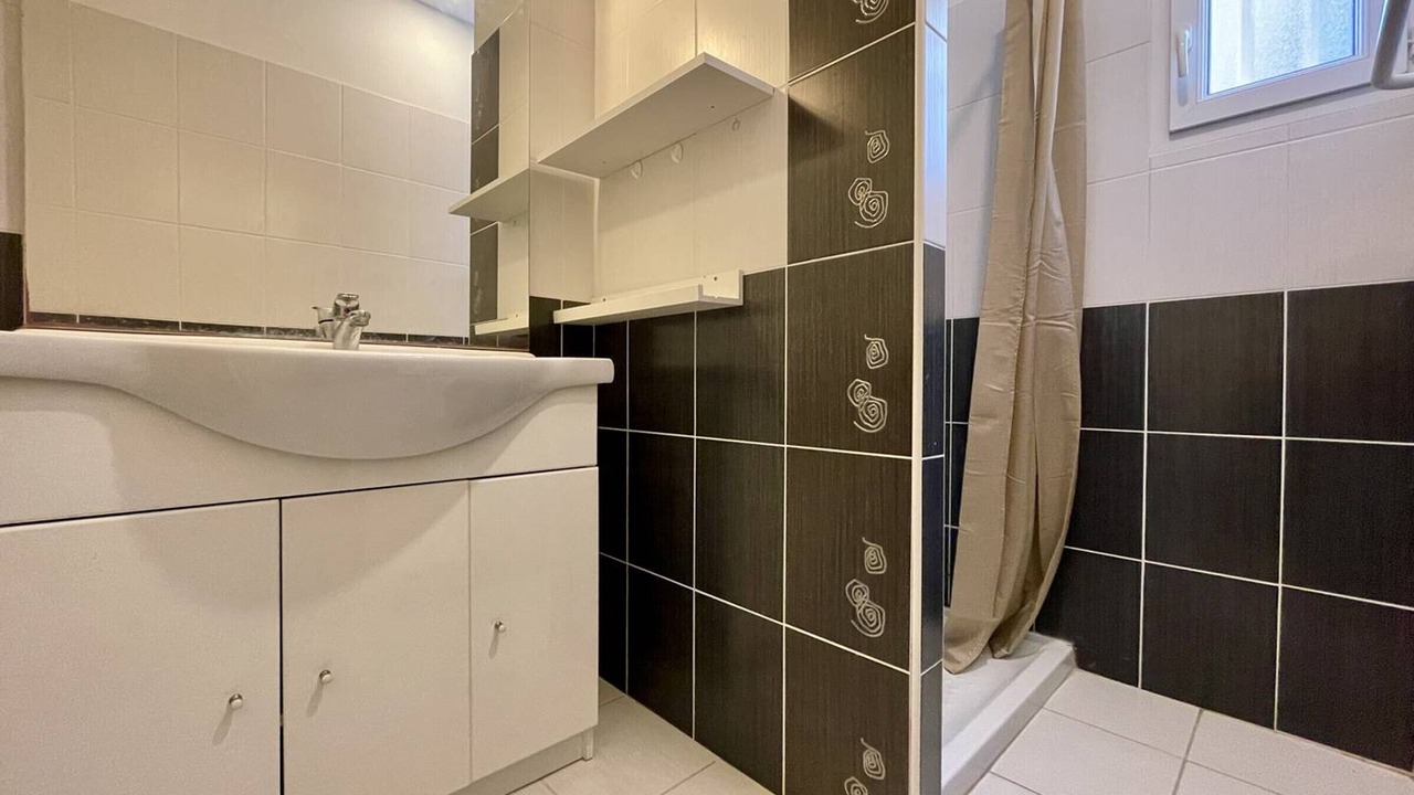 Photo of Bathroom in Domino