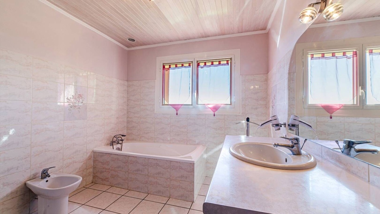 Photo of Bathroom in Blanquefort-sur-Briolance